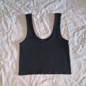 BLACK RIBBED TANK CROP TOP